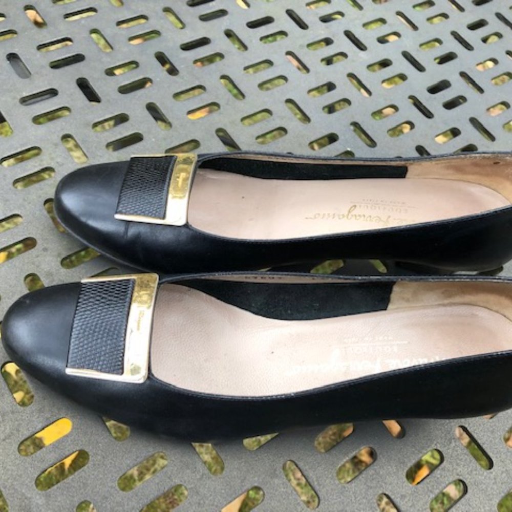 Ferragamo classic low heel black pump 7 C